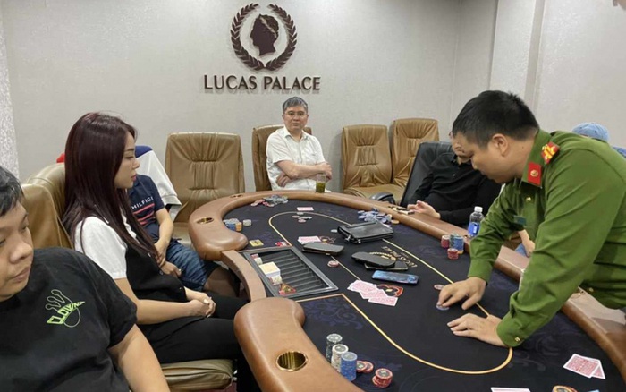 Người đàn ông say xỉn trên bàn poker