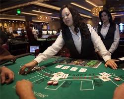 Dealer bài trong sòng bạc